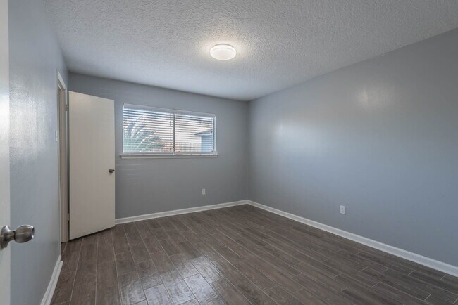 Building Photo - 423 Gentilly Dr