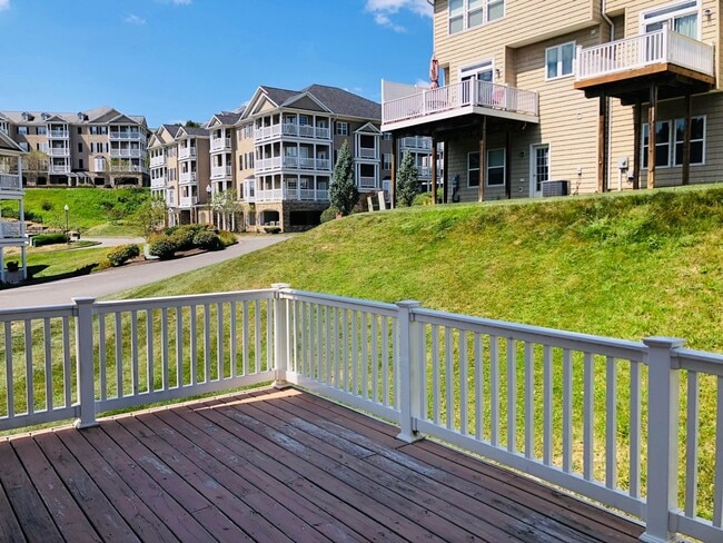 Building Photo - 4 bed/3.5 bath Townhouse in Suncrest Village - July 27th