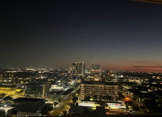 Building Photo - 2016 Main St