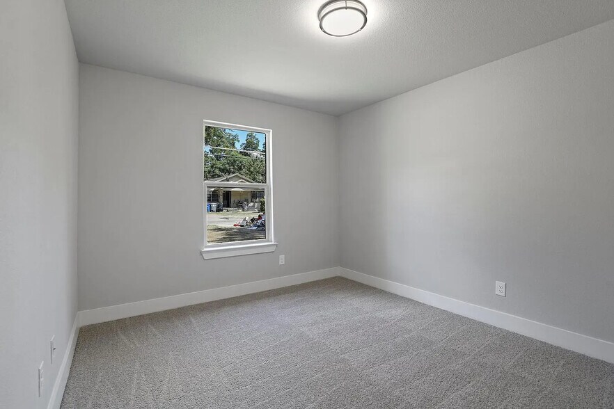 Building Photo - Room in House on Harding St