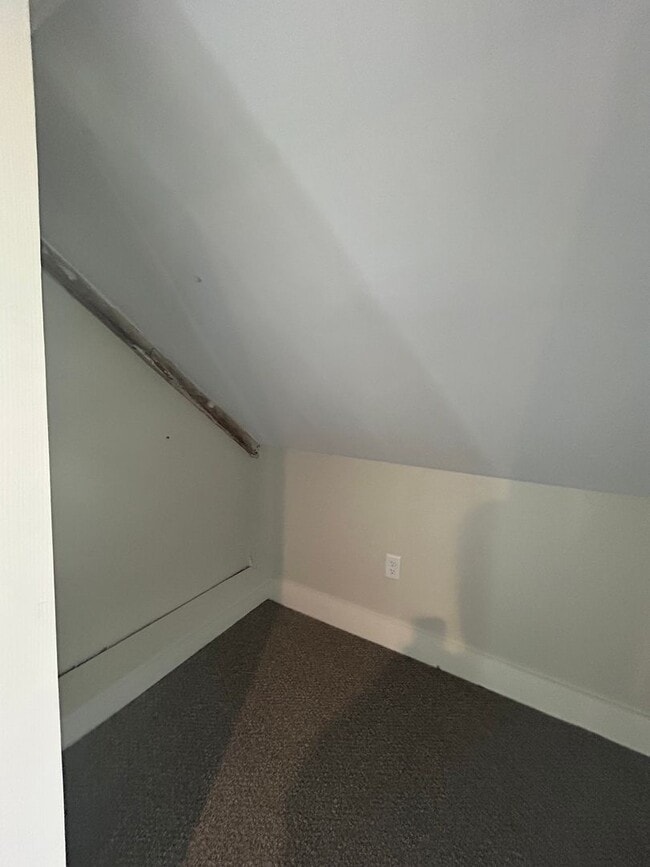 Building Photo - Beautiful renovated 5 bedroom 2.5 bath sin...