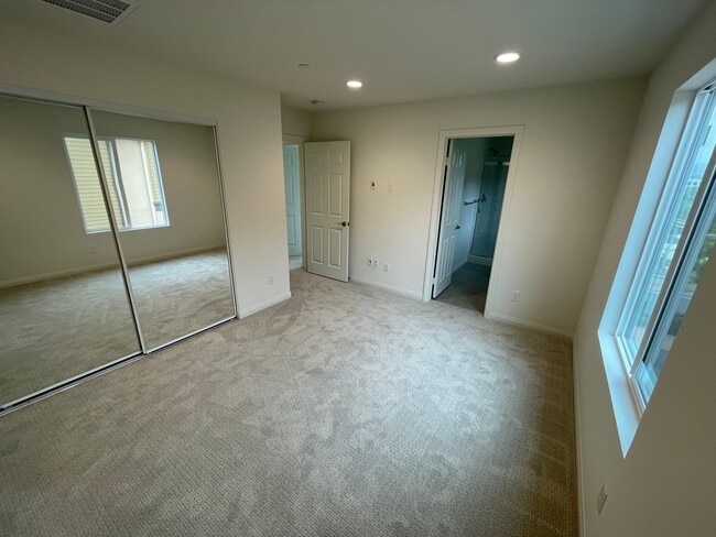 Building Photo - 3 Bed 3 Bath Townhouse in San Marcos - Brand New