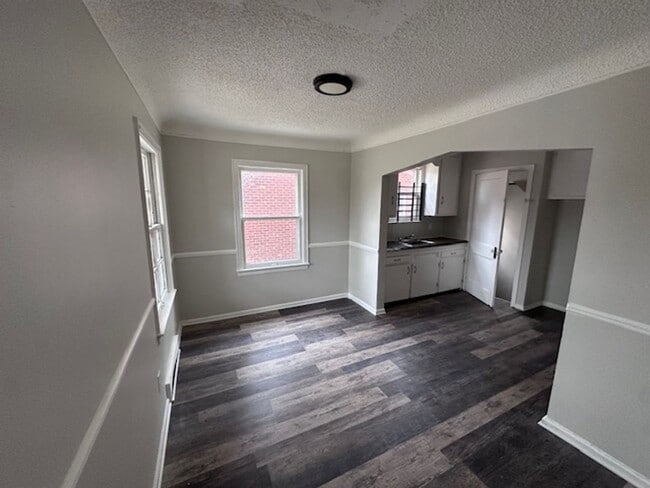 Building Photo - 4bed 1 bath eastside Detroit with Garage and basement recently renovated!