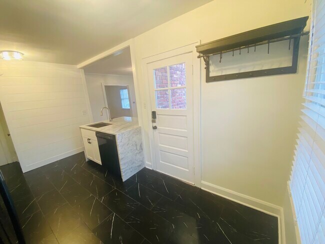 Building Photo - 930 E 56th St