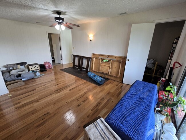 Building Photo - Open Space Upper Unit in Crumpler NC
