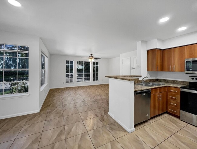 Building Photo - 1050 Crystal Way