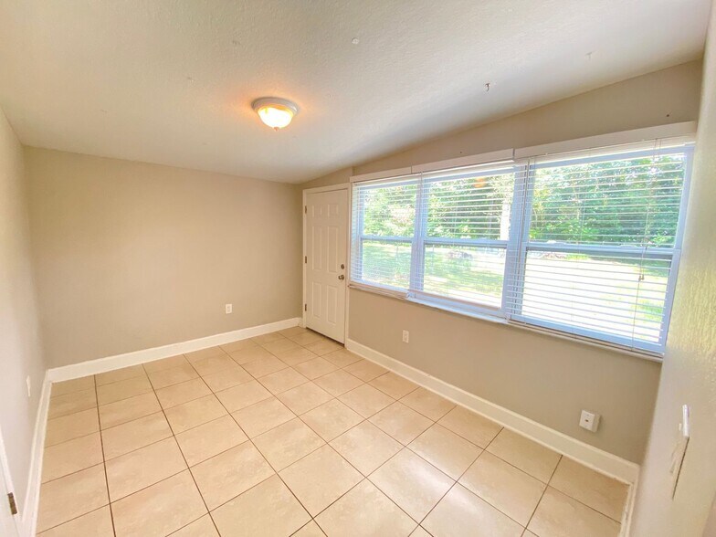 Building Photo - Available Now! 2/2 Bungalow near Downtown