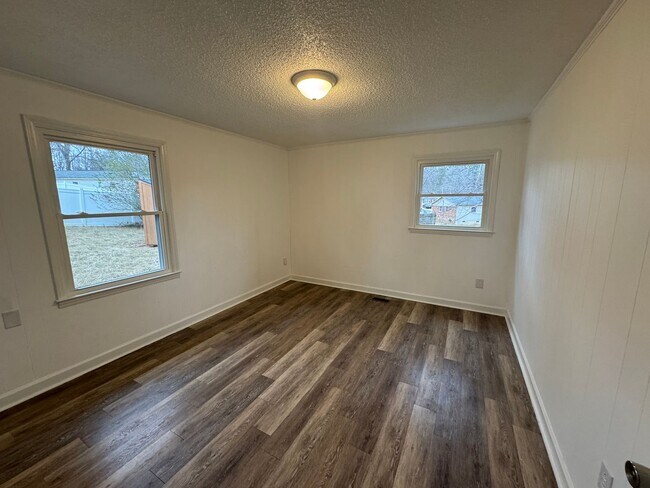 Building Photo - Move-in Ready!