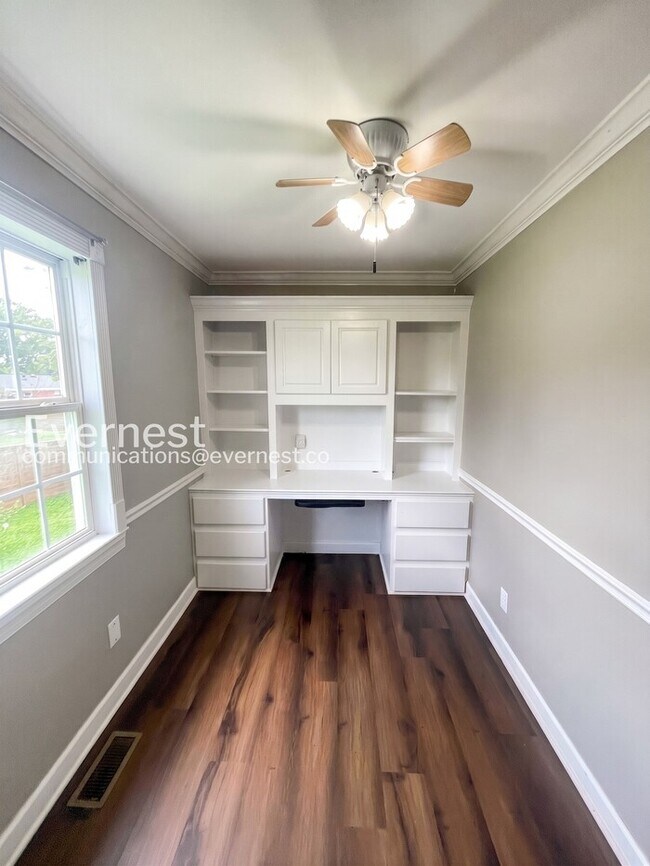 Building Photo - 3 Bed/2 Bath Home with Off-Street Parking / Pet-Friendly / Available Now!