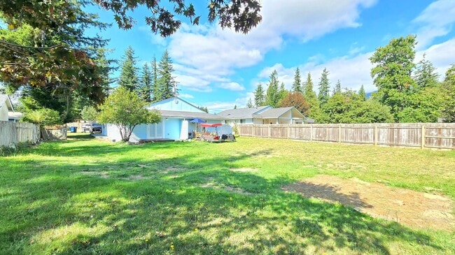 Building Photo - 2 Bedroom Unit Available Now in Gold Bar