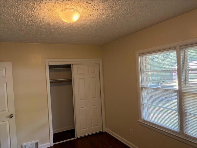 Building Photo - 2064 Montrose Dr