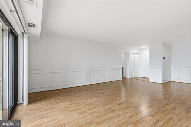 Building Photo - 309 Yoakum Pkwy