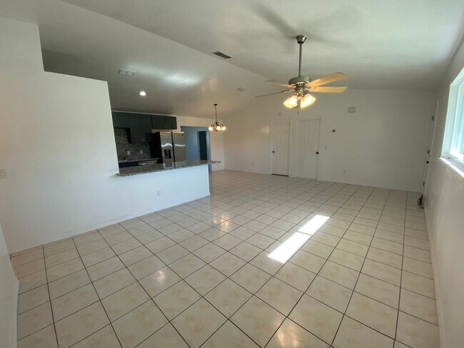 Building Photo - FULLY RENOVATED and spacious 4-bedroom, 2-...