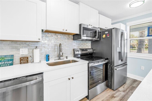 Building Photo - 6892 Gulf Winds Dr