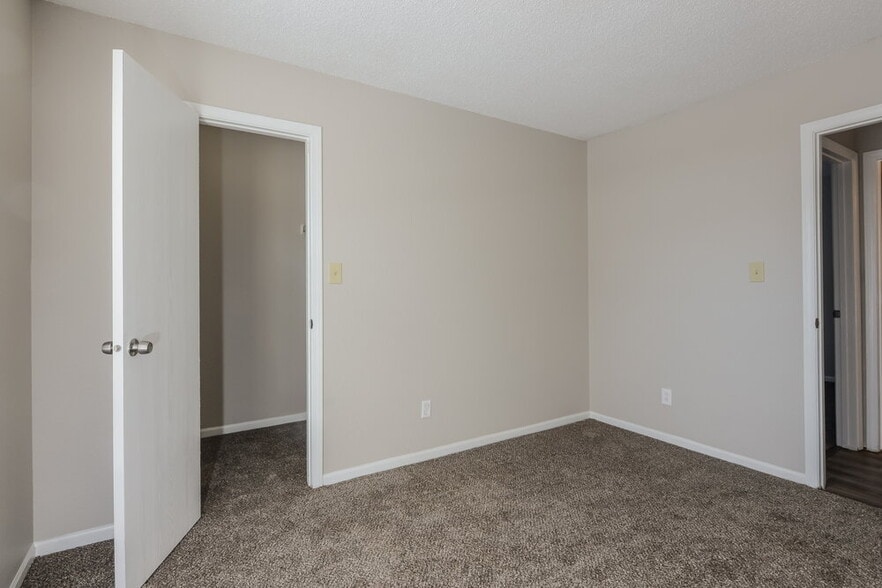 Building Photo - 6137 Longmeadow Dr