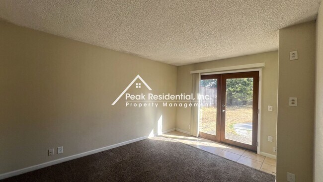 Building Photo - Spacious 2bd/1ba Duplex with Garage near American River College