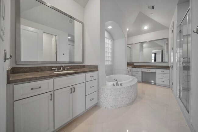Building Photo - 42 Wooded Park Pl