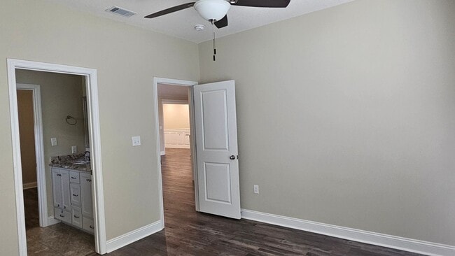 Building Photo - Knights Landing four bedroom home