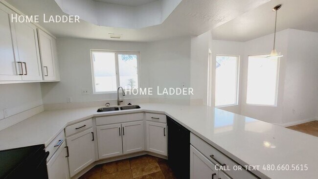 Building Photo - Spacious Townhouse in Tempe!