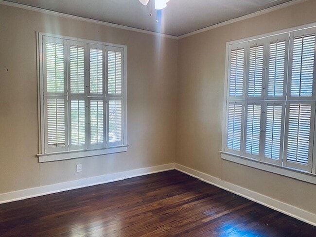 Building Photo - Modern Upstairs Unit in the Highly Desirab...