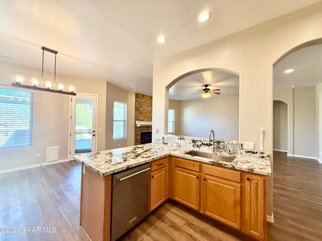 Building Photo - 7861 N Rambling Ln