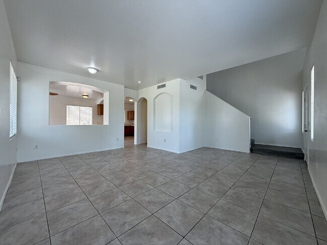 Building Photo - "Spacious 3-Bedroom Gem with 2.5 Baths in ...