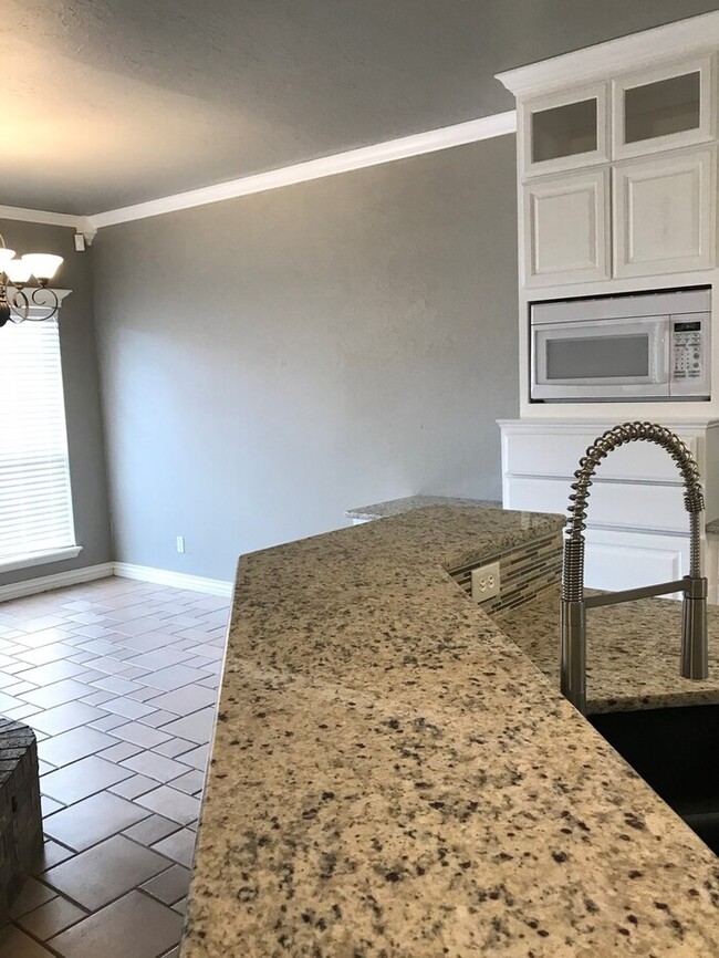 Building Photo - 3 Bed 2 Bath 2 Car Duplex in the Silvertre...