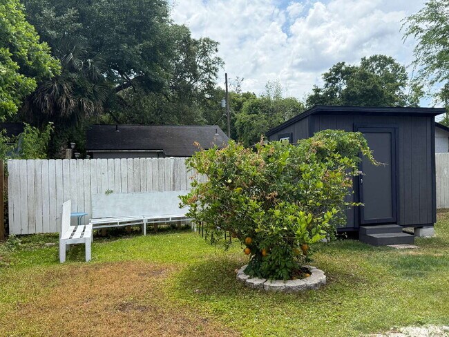 Building Photo - AVAILABLE EARLY JULY:  UPDATED 2 BEDROOM 1...