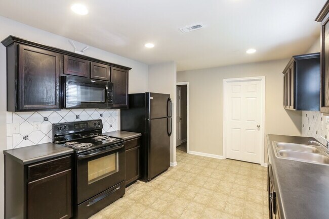 Building Photo - 5521 Twin Brook Dr