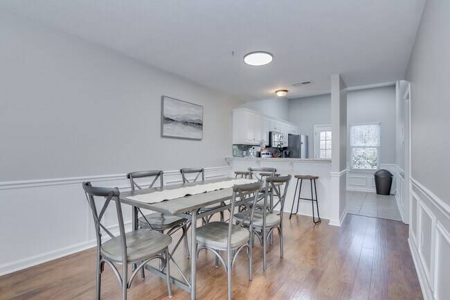 Building Photo - 2003 Helmsdale Ln