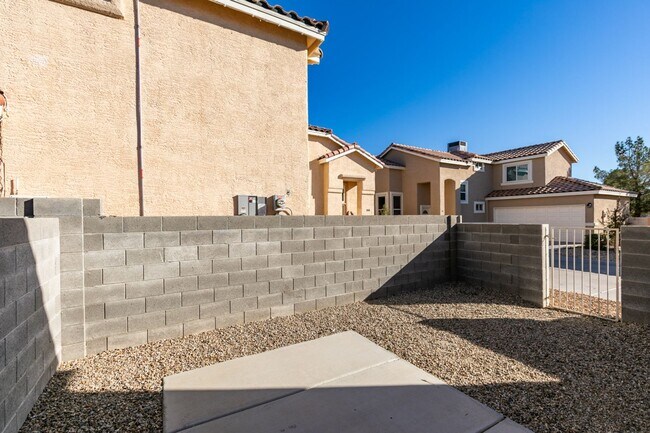 Building Photo - GORGEOUS HOME WITH TONS OF UPGRADES*GATED COMMUNITY WITH A COMMUNITY POOL*