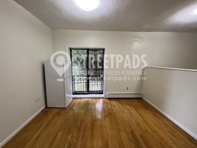 Building Photo - bedroom in Boston MA 02120
