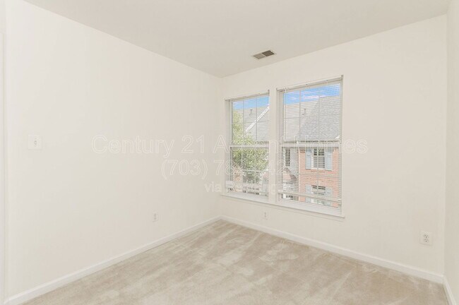 Building Photo - 1030 Harrison Cir