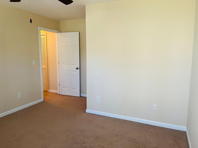 Building Photo - Wow! 3 bedroom 2.5 bathroom home in Newnan, 2100 plus sqft, 2 car garage, huge rooms, must see!