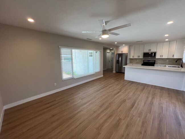 Building Photo - Recently Renovated! 4BD/2BA