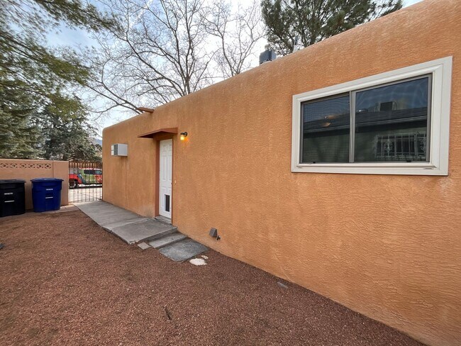 Building Photo - 4 Bedroom Single Story Home Available Near...