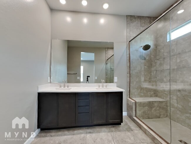Building Photo - 4839 E Village Dr