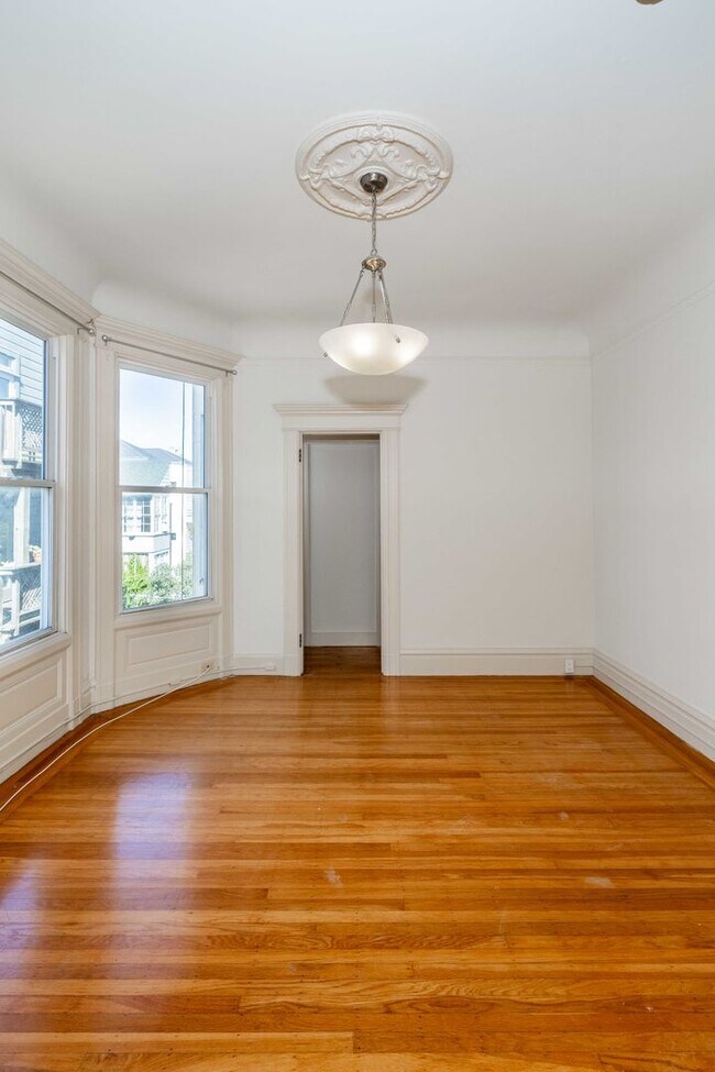 Building Photo - LARGE Full Floor 4BR/2BA. In-Unit Laundry, New Stainless Appliances!