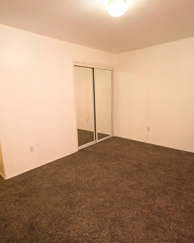 Building Photo - 4 Bedroom 2 Bath House for Rent in Northwe...