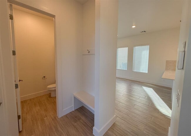 Building Photo - 13112 Maplewood Ave