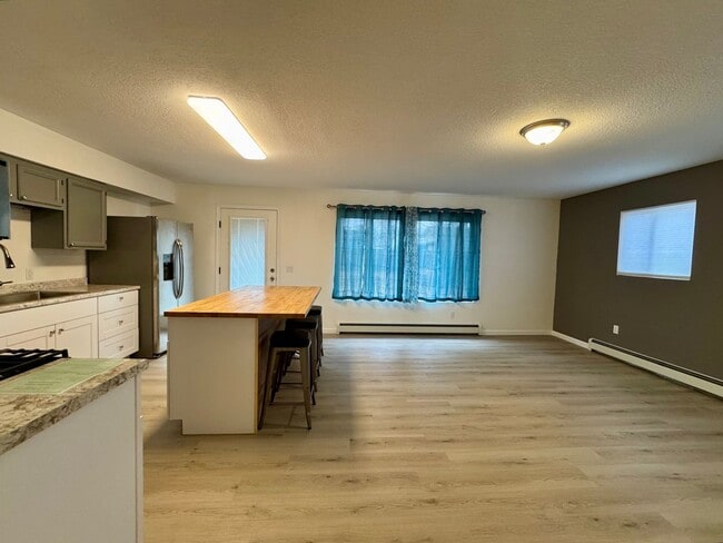 Building Photo - 136 Trumpeter Ave