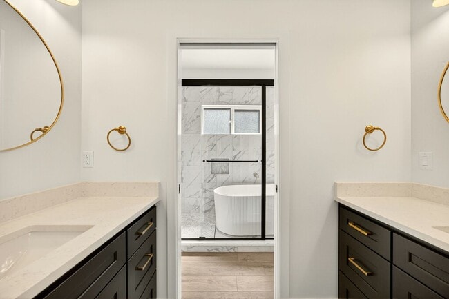 Building Photo - Newly Built Ashland Gem with Fireplace & S...