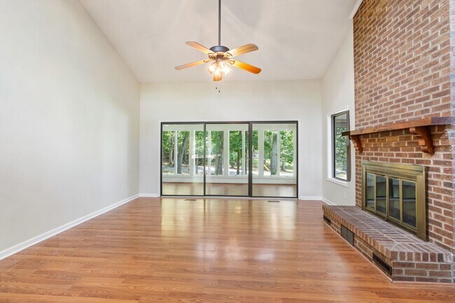 Building Photo - 3 Bedroom Contemporary Carolina Trace Home...