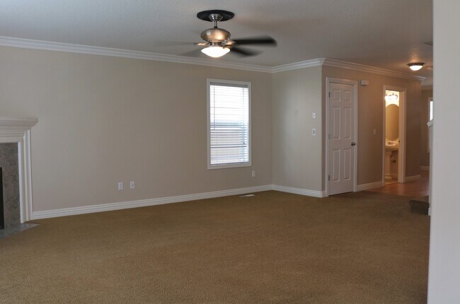 Building Photo - Home Sweet Home! 4 Bedroom/2.5 Bath in Sal...