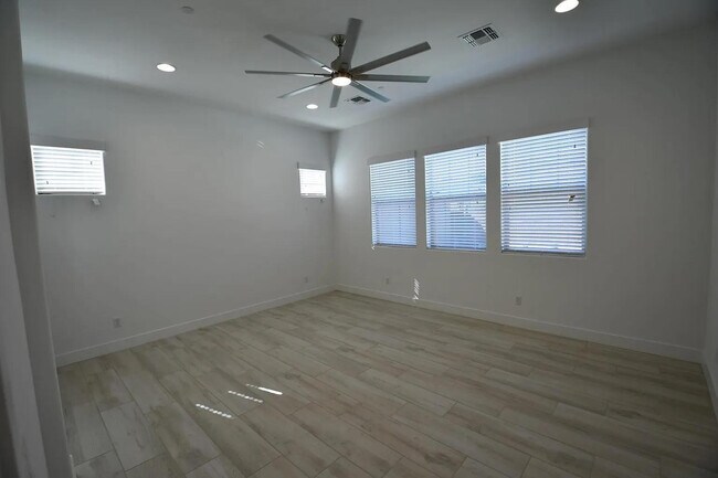 Building Photo - 820 E Ashurst Dr