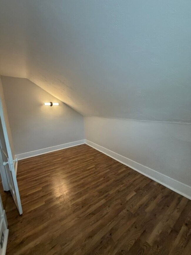 Building Photo - 256 Mabrick Ave