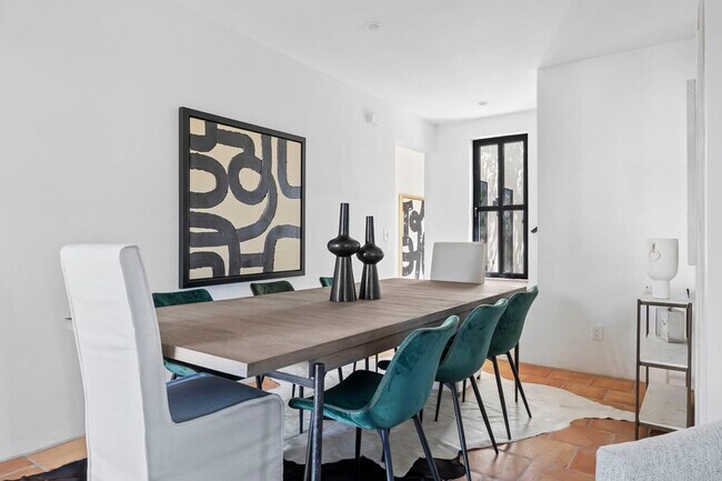 Building Photo - 2701 Bumble Bee Dr