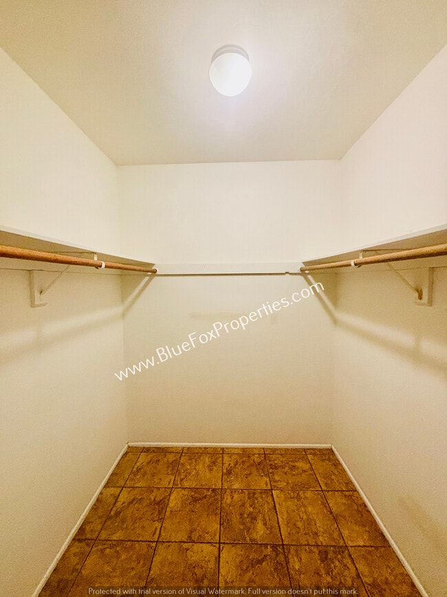 Building Photo - 2712 N Cloverland Ave