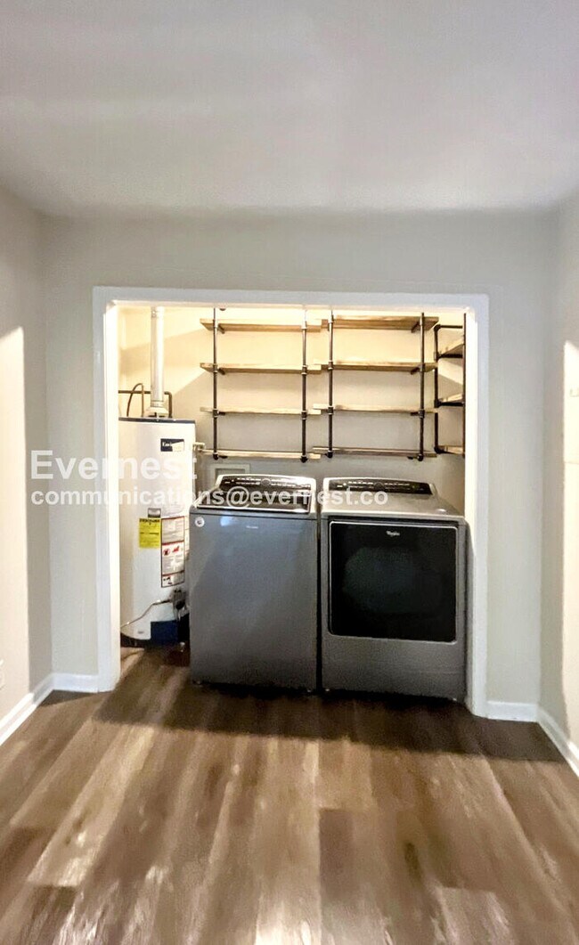 Building Photo - 2 Bed, 1 Bath with Attached Garage / Pet-F...
