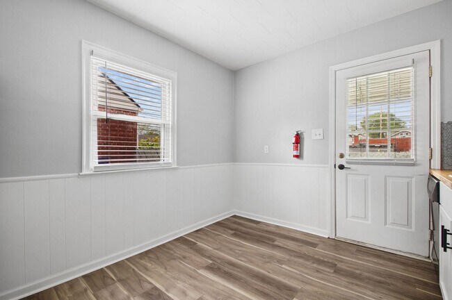 Building Photo - 3010 Woodbine Pl